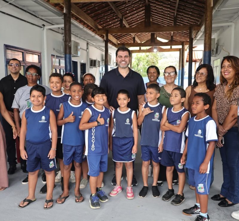 Prefeito visita escola revitalizada em Praia Grande, em Mangaratiba