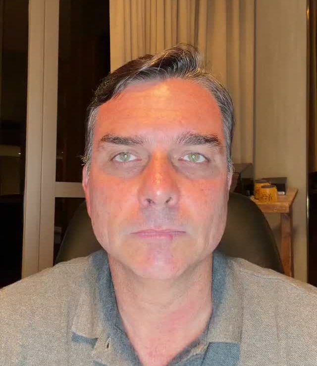 Flávio Bolsonaro afirma que decidiu deixar o Brasil após decisão de Alexandre de Moraes