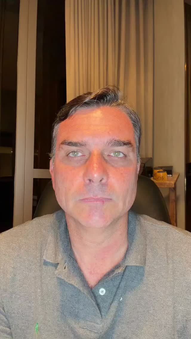 Flávio Bolsonaro afirma que decidiu deixar o Brasil após decisão de Alexandre de Moraes