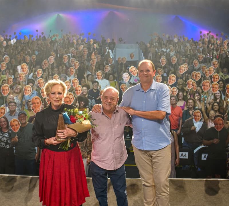 Arlete Salles é homenageada na FITA 2026 após apresentação marcada por humor e emoção