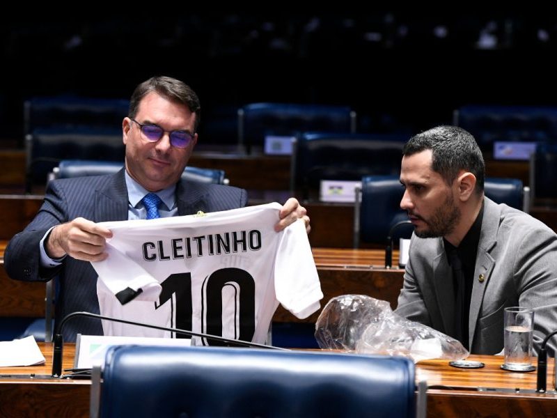 Aliados de Flávio tensionam com fala de Cleitinho em evento