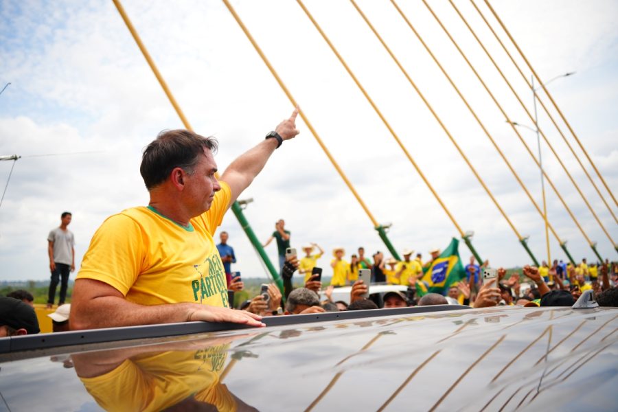 A semana do vale-tudo cobra caro da campanha de Flávio