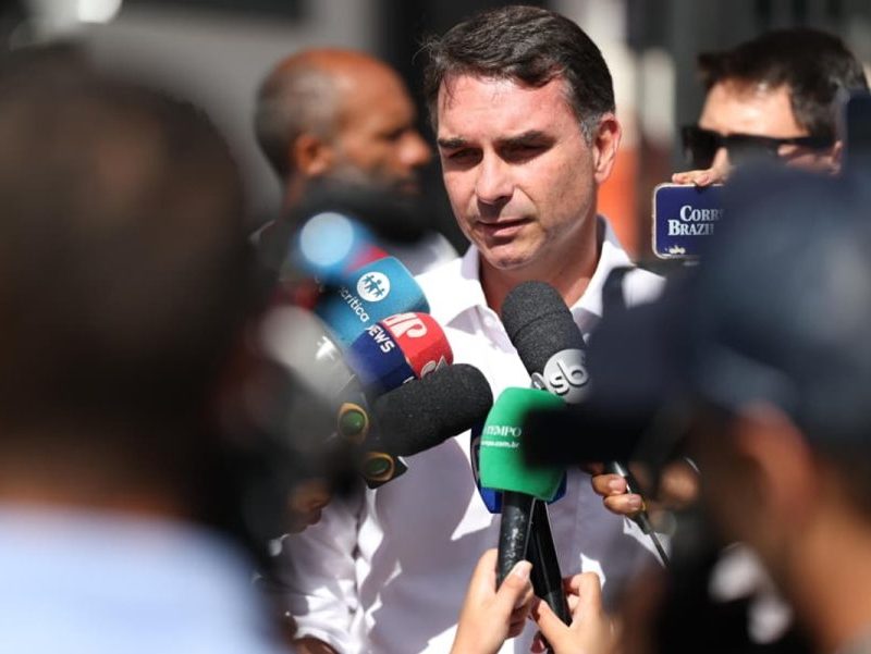 Ação externa em favor de Flávio: entenda o que Dino mandou PF investigar