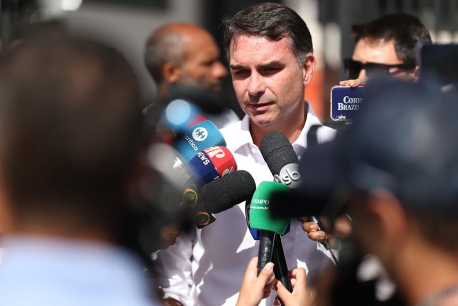 Ação externa em favor de Flávio: entenda o que Dino mandou PF investigar