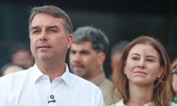 Ação popular pede suspensão de pagamentos e verbas públicas a Flávio Bolsonaro