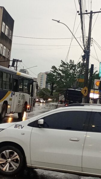 Acidente de carreta interdita Avenida Getúlio Vargas
