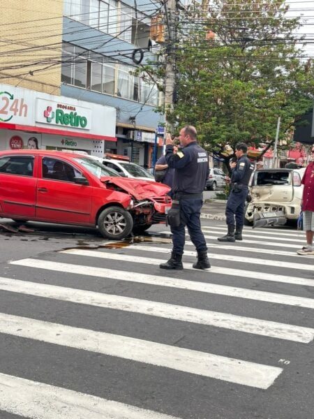 Colisão entre carros trava trânsito em Volta Redonda