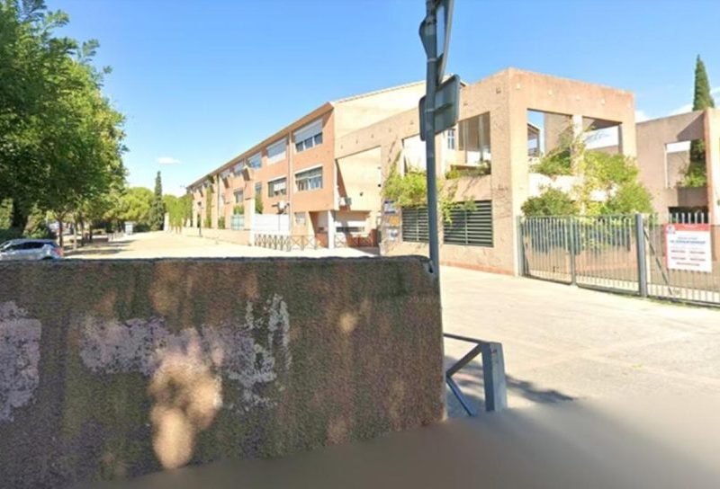 Aluno de 14 anos baleia diretor e professora na França