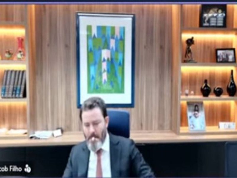 Advogado fuma durante sessão virtual de tribunal e vídeo viraliza