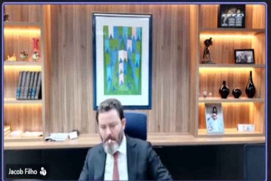 Advogado aparece fumando durante sessão criminal em tribunal