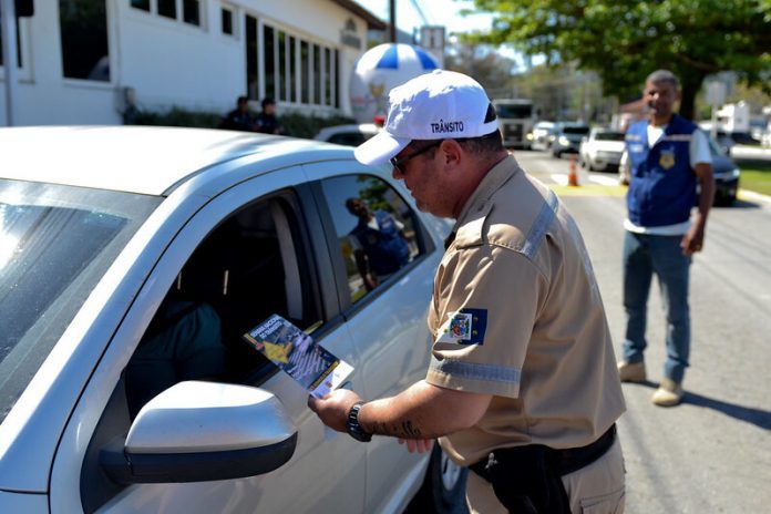 Trânsito em Angra: outubro tem blitz, escolas e Lei Seca