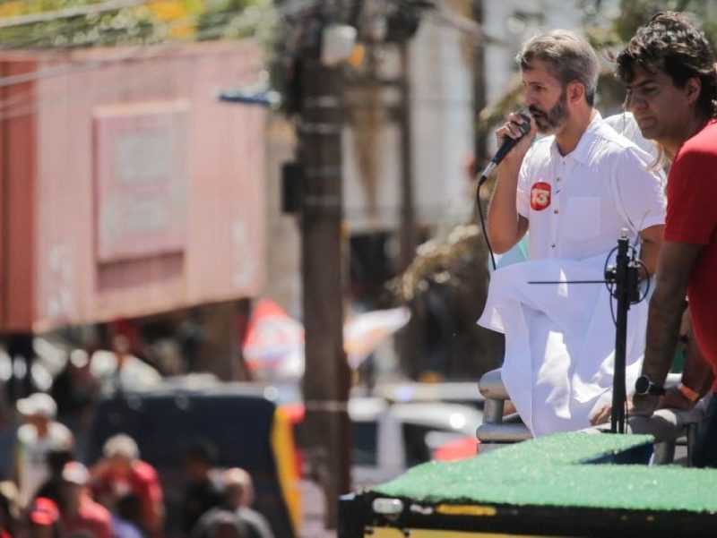 Leandro Grass pede virada de votos em caminhada com Lula no DF