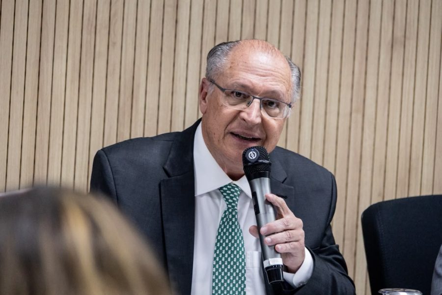 Alckmin diz que fuga de Flávio Bolsonaro para os EUA é "incompreensível"