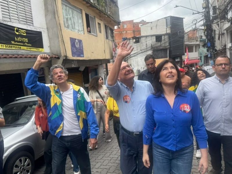 Alckmin, Haddad e Tebet fazem ato pró-Lula em Heliópolis