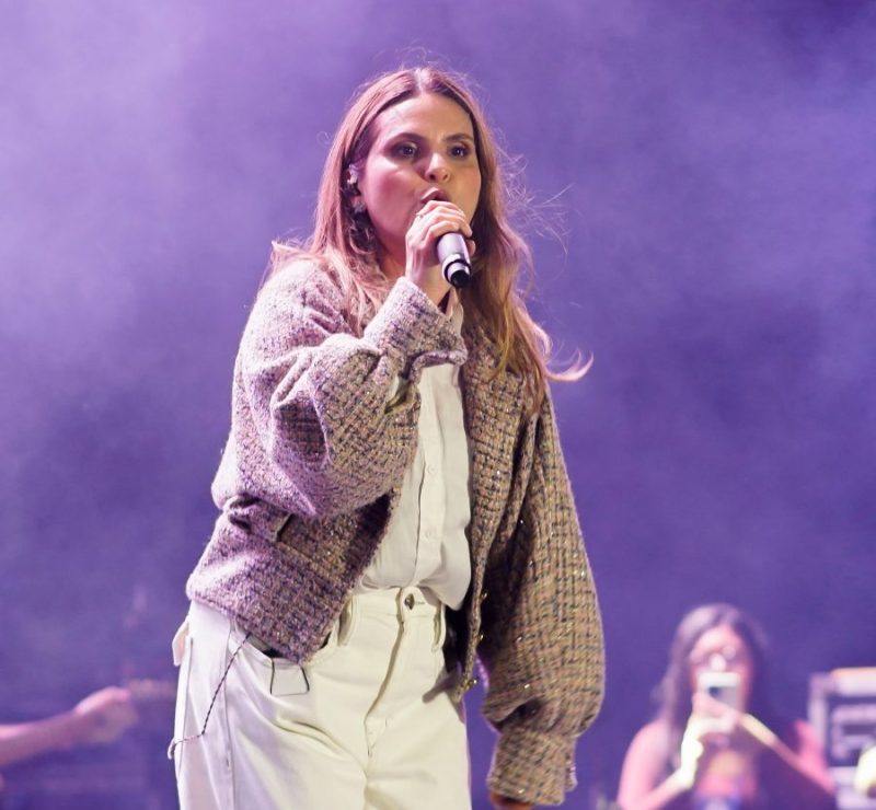 Aline Barros completa 50 anos e celebra carreira gospel