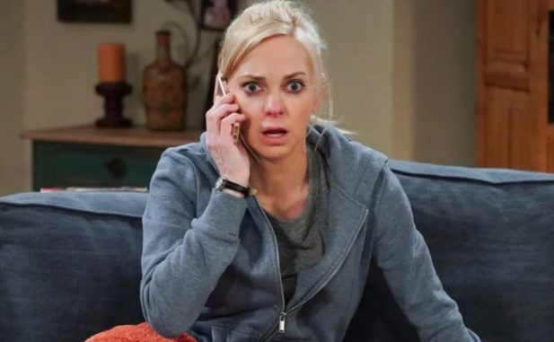 Anna Faris rebate críticas de Chuck Lorre sobre sua saída de Mom