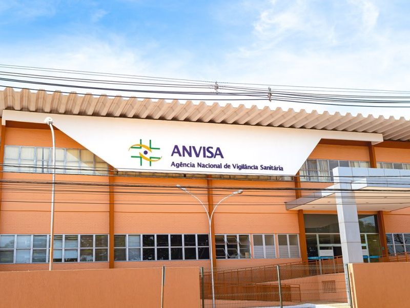 Anvisa proíbe lotes de remédios oncológicos e soro
