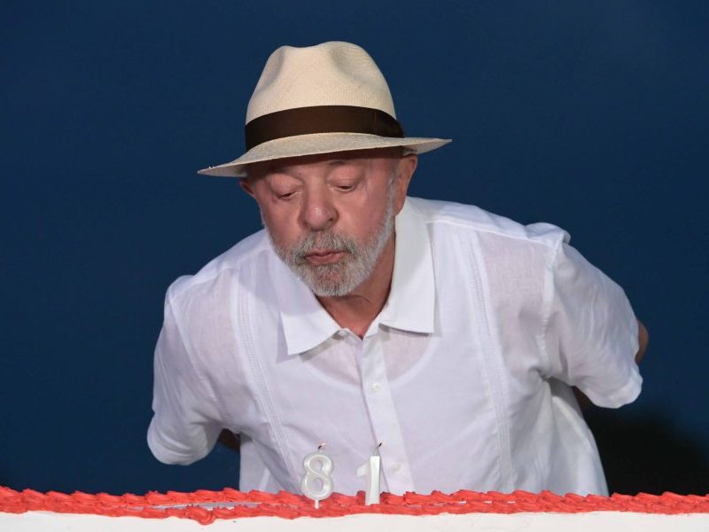 Apoiadores cantam parabéns para Lula e presidente agradece: “Gratidão”