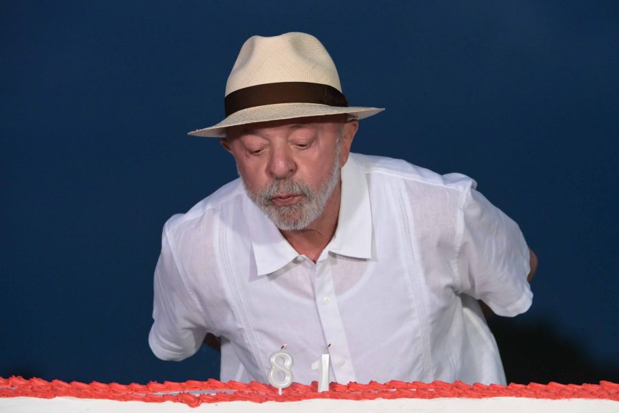 Apoiadores cantam parabéns para Lula e presidente agradece: "Gratidão"