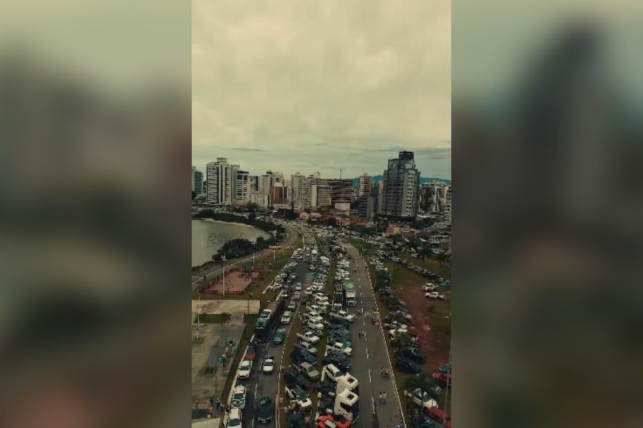 Apoiadores de Flávio Bolsonaro organizam “caminhonetaço” em Florianópolis