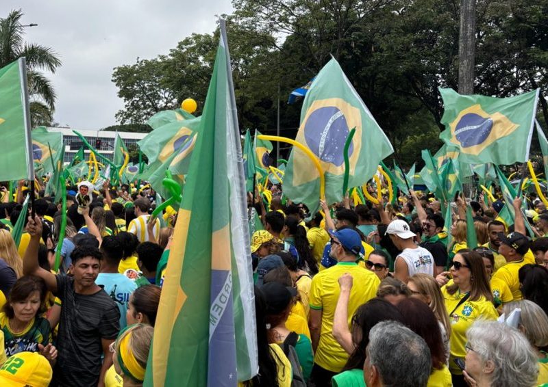 Apoiadores de Flávio Bolsonaro se reúnem na Praça da Liberdade
