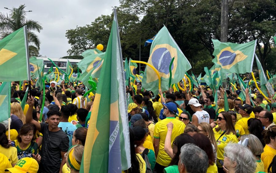 Apoiadores de Flávio se concentram na Praça da Liberdade para ato em BH