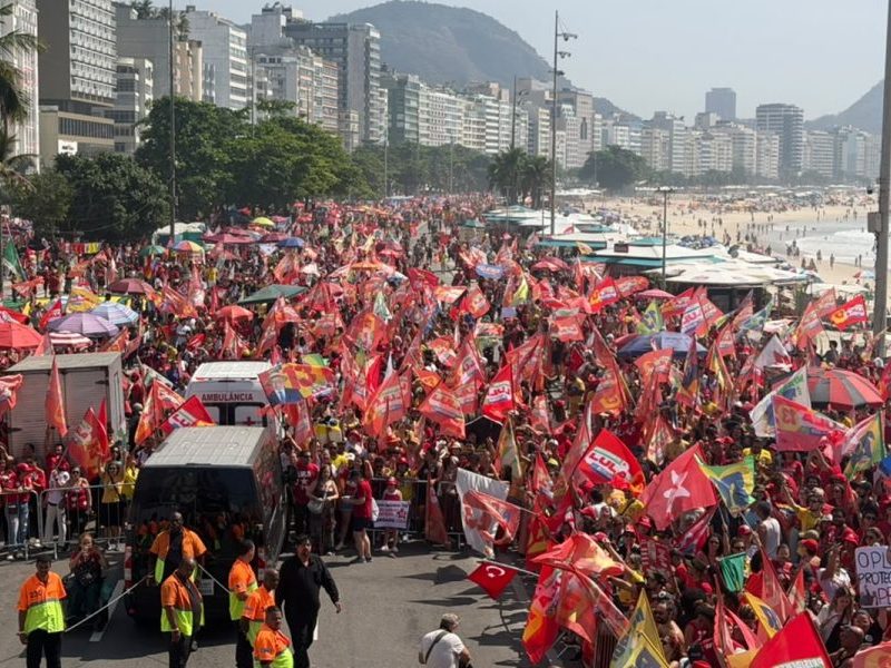 Apoiadores de Lula se reúnem na Praia de Copacabana neste sábado