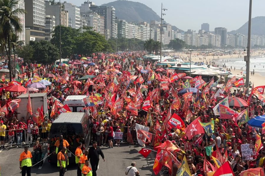 Apoiadores se concentram em Copacabana para ato pró-Lula