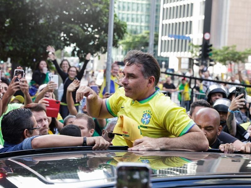Flávio Bolsonaro marca ato na Paulista e confirma bloquinho 22