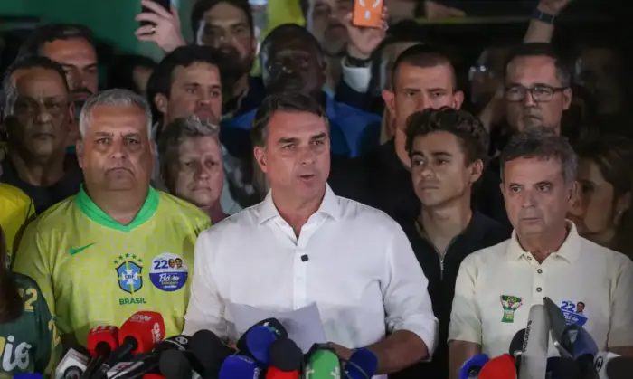 Após derrota, Flávio Bolsonaro é intimado pela PF e tem passaporte retido