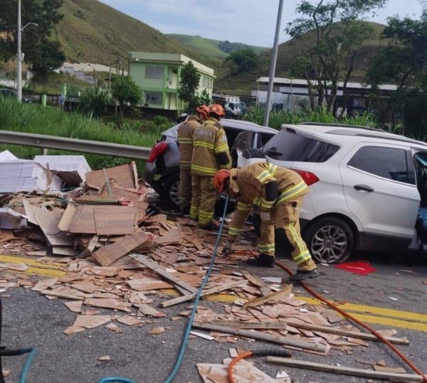 BR-393 é limpa por bombeiros após acidente com 5 mortes