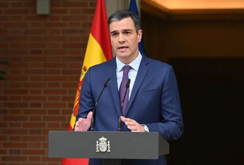 Após ser chamado de ‘ditador’, Pedro Sánchez ataca Milei e cita acolhimento a argentinos