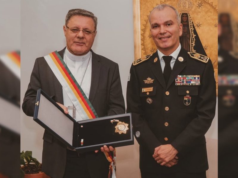 Arcebispo de Brasília é condecorado com grau mais alto de honraria da PMDF