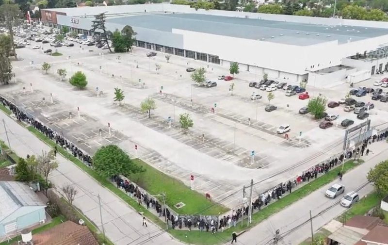 Crise na Argentina: fila de 10 quarteirões por 30 vagas de emprego