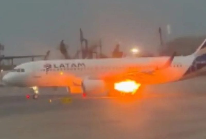 Avião da Latam pega fogo na pista de aeroporto no Peru