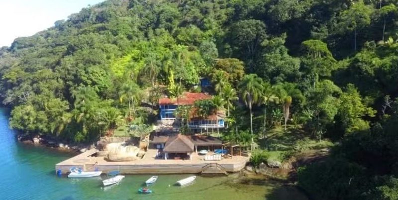 Richarlison aciona PF em disputa com Flávio Bolsonaro por ilha