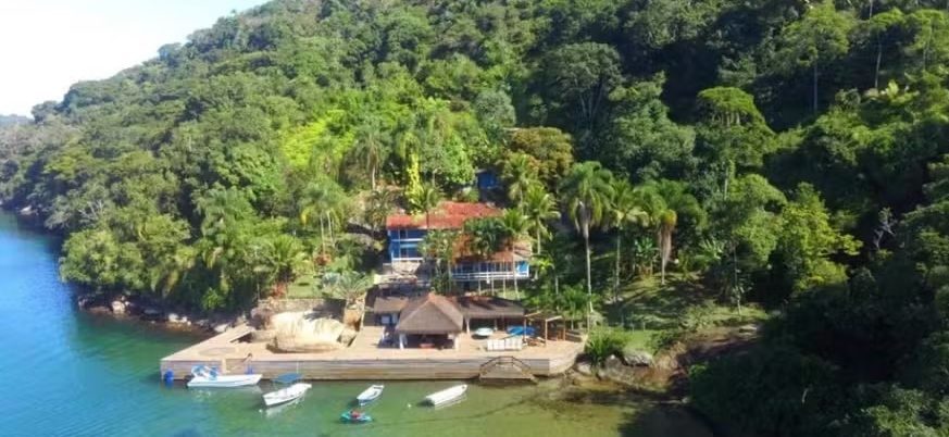 Richarlison aciona PF em disputa com Flávio Bolsonaro por ilha