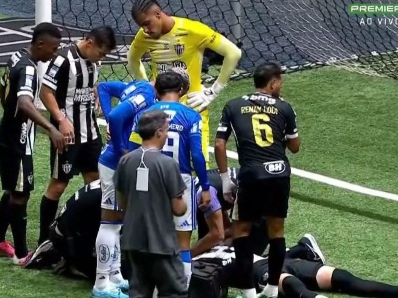 Atlético-MG atualiza estado de Vitão após choque de cabeça com Delfim