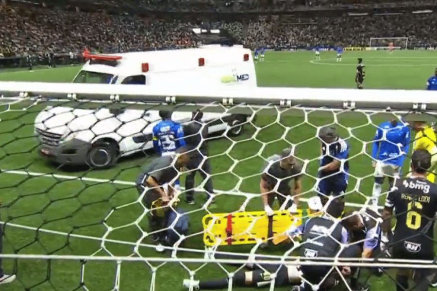 Atlético-MG: Vitão deixa o campo de ambulância após choque com Delfim