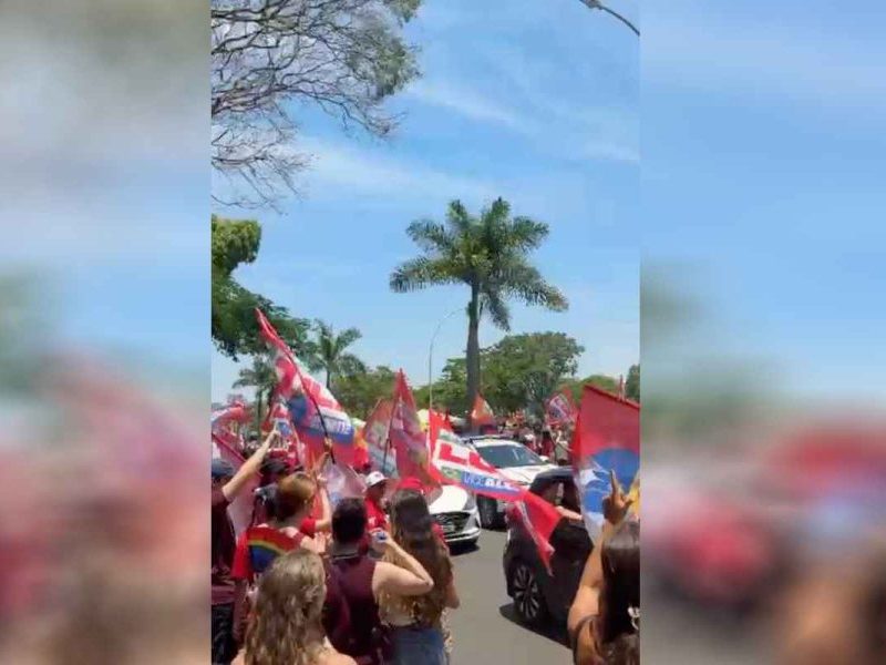 Ato pró-Lula no DF tem tensão e adesivação não autorizada