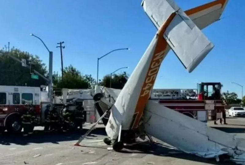 Avião de pequeno porte bate em poste e cai entre carros em via movimentada na Califórnia