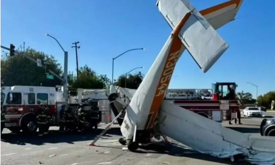 Avião de pequeno porte bate em poste e cai entre carros em via movimentada na Califórnia