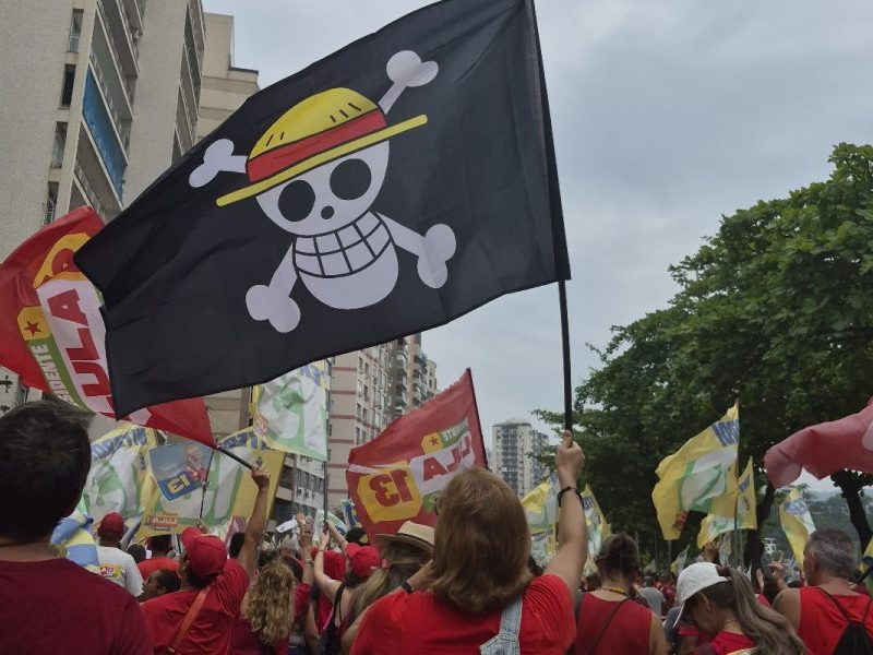Bandeira do anime “One Piece” em atos pró-Lula. Entenda o significado