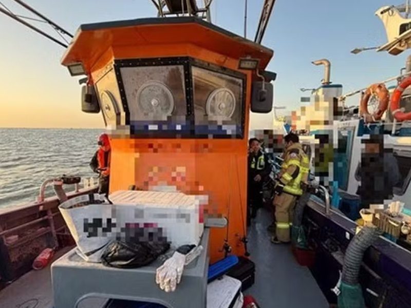 Barco de pesca pega fogo na costa da Coreia do Sul; 22 são resgatados