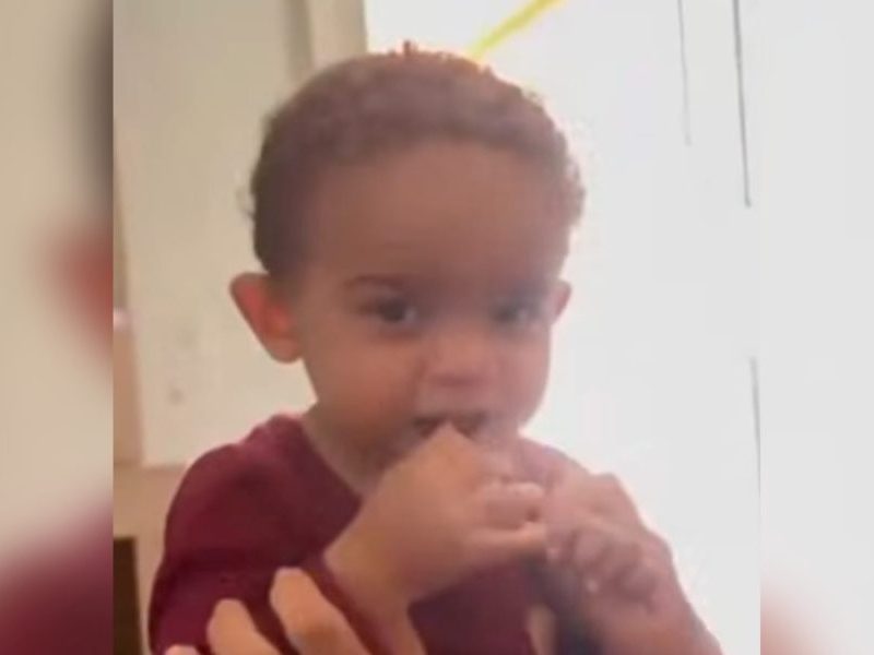 Bebê de 1 ano morre após ser atropelado por carro da mãe na garagem de casa