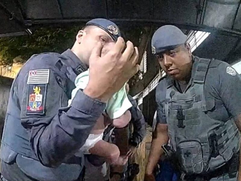 PMs salvam bebê de 2 meses que engasgou com leite em SP