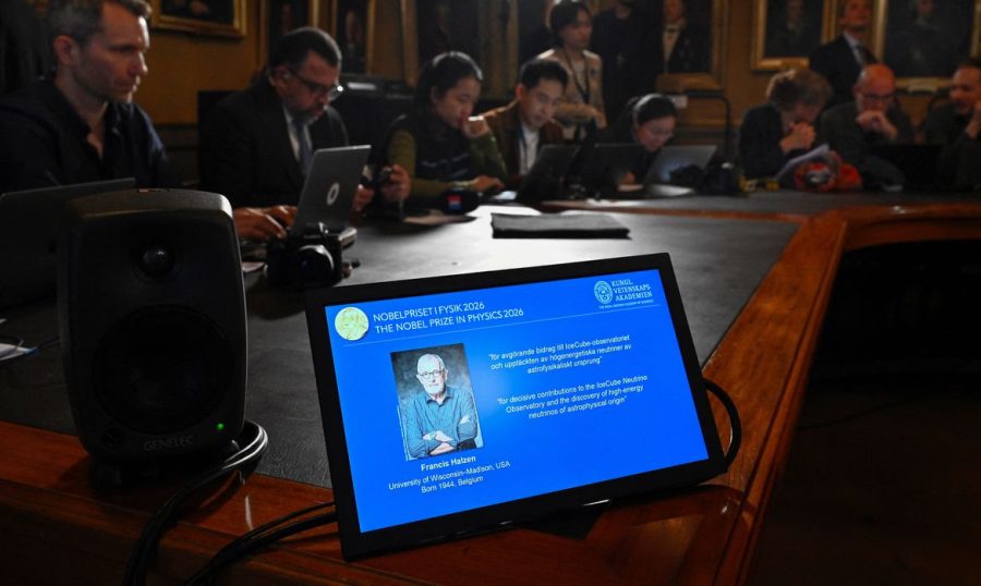 Físico belga ganha Nobel de Física por detecção de neutrinos