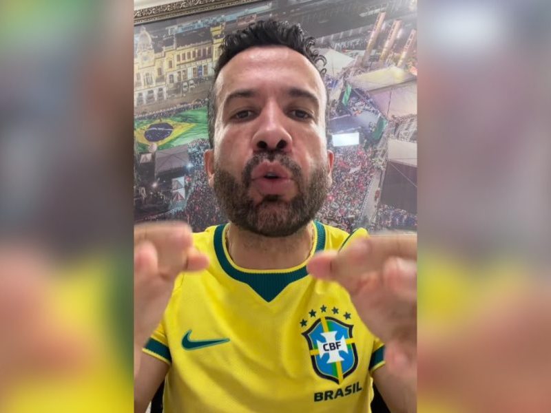 Janones lidera virada digital e esquerda adota camisa amarela