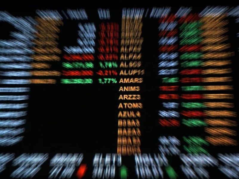 Bolsa fecha em queda com eleições e impacto de alta do petróleo