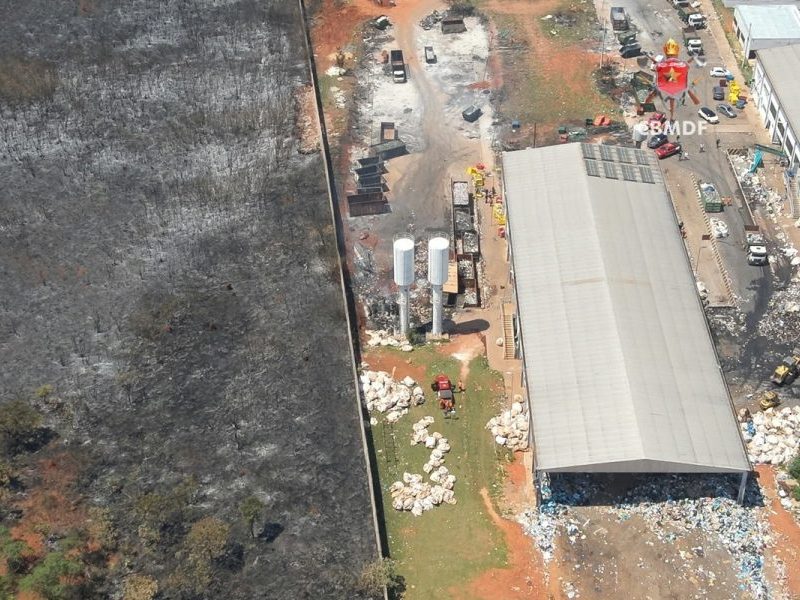 Bombeiros concluem rescaldo de incêndio em galpão de recicláveis no DF